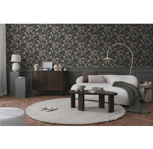 Wohnzimmer mit floraler Tapete, Sofa, Teppich und Holzelementen für eine gemütliche Atmosphäre