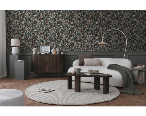 Wohnzimmer mit floraler Tapete, Sofa, Teppich und Holzelementen für eine gemütliche Atmosphäre