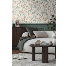 Wohnzimmer mit floral gemusterter Tapete, Sofa und Couchtisch