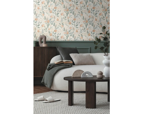 Wohnzimmer mit floral gemusterter Tapete, Sofa und Couchtisch