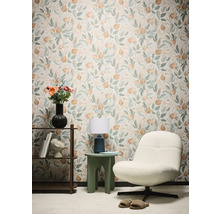 Einrichtungsbeispiel mit floraler Tapete, Sessel, Tisch und Regal.