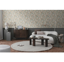 Wohnzimmer mit floraler Tapete, Sofa, Teppich und Holzmöbeln für ein gemütliches Ambiente.