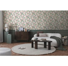 Dekoratives Wohnzimmer mit gemusterter Tapete, Sofa und Holzmöbeln.