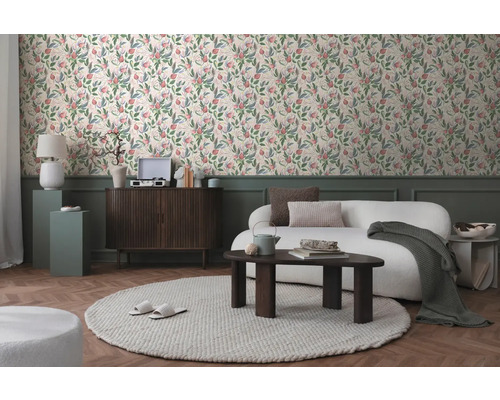 Dekoratives Wohnzimmer mit gemusterter Tapete, Sofa und Holzmöbeln.