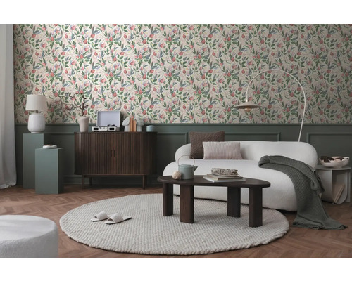 Wohnzimmer mit Sofa, Teppich und floral gemusterter Tapete