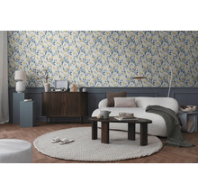 Wohnzimmer mit floral gemusterter Tapete, Sofa und Holztisch