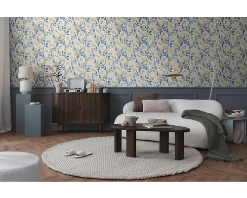 Wohnzimmer mit floral gemusterter Tapete, Sofa und Holztisch