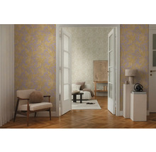 Helles Wohnzimmer mit gemusterter Tapete, Sessel und Holzboden