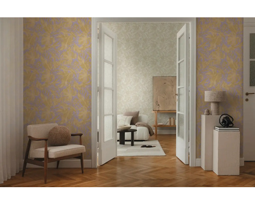 Helles Wohnzimmer mit gemusterter Tapete, Sessel und Holzboden