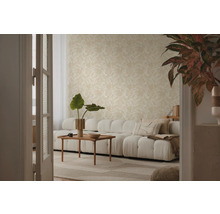 Wohnzimmer mit beiger Muster-Tapete, Sofa, Couchtisch und Zimmerpflanzen für eine helle und organisierte Atmosphäre