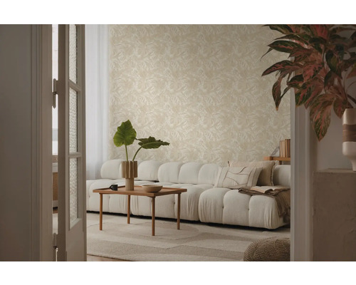 Wohnzimmer mit beiger Muster-Tapete, Sofa, Couchtisch und Zimmerpflanzen für eine helle und organisierte Atmosphäre