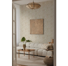 Wohnzimmer mit gemusterter Tapete, Sofa, Tisch und Dekoration