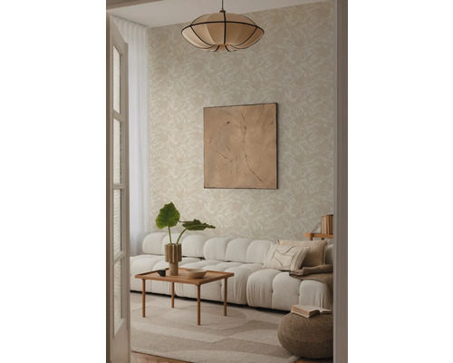 Wohnzimmer mit gemusterter Tapete, Sofa, Tisch und Dekoration