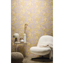 Einrichtungsbeispiel mit einer Tapete mit Blattmuster, einem Sessel und Beistelltisch.