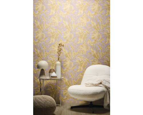 Einrichtungsbeispiel mit einer Tapete mit Blattmuster, einem Sessel und Beistelltisch.