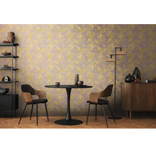 Esszimmer mit Esstisch, Stühlen, Regal, Kommode und floral gemusterter Tapete.