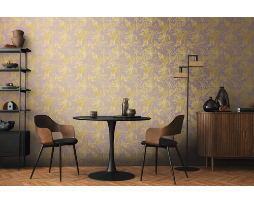 Esszimmer mit Esstisch, Stühlen, Regal, Kommode und floral gemusterter Tapete.