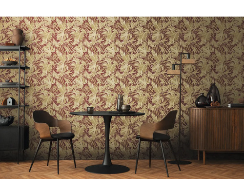 Dekoratives Esszimmer mit Wandtapete mit Blattmuster, Esstisch und Stühlen