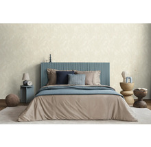 Schlafzimmer mit Bett, Nachttischen und gemusterter Tapete