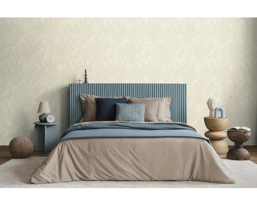 Schlafzimmer mit Bett, Nachttischen und gemusterter Tapete