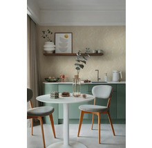 Helle Küche mit Esstisch und Stühlen vor grünen Schränken.