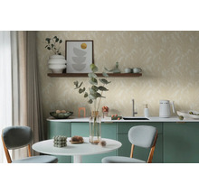 Helles Zimmer mit Esstisch, Stühlen, Küchentheke und floral gemusterter Tapete.