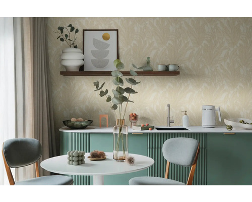 Helles Zimmer mit Esstisch, Stühlen, Küchentheke und floral gemusterter Tapete.