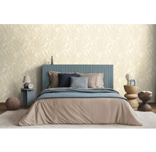 Ein Schlafzimmer mit einem Bett, Nachttischen und einer gemusterten Tapete.