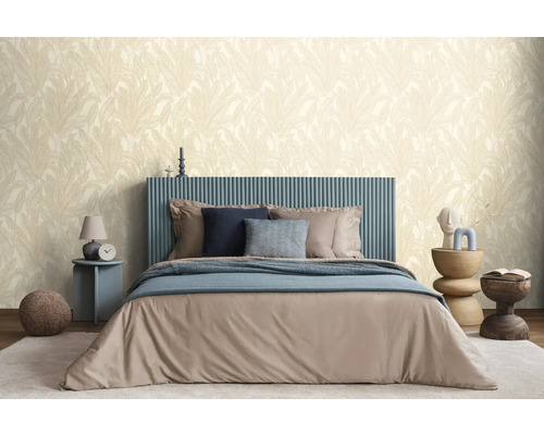 Ein Schlafzimmer mit einem Bett, Nachttischen und einer gemusterten Tapete.