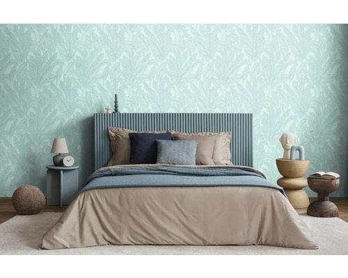 Schlafzimmer mit Bett, Nachttischen und Tapete mit Blattmuster für ein entspannendes Ambiente.