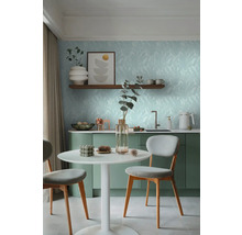 Heller Essbereich mit grün gestreifter Küchenzeile, weißem Tisch und Stühlen