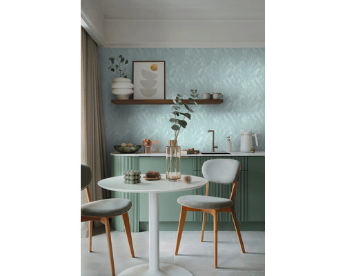 Heller Essbereich mit grün gestreifter Küchenzeile, weißem Tisch und Stühlen