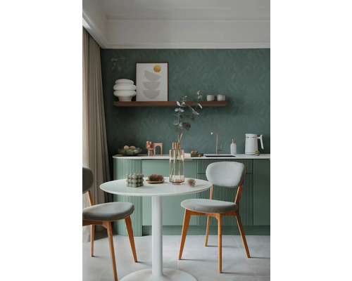 Helle Küche mit Esstisch und Stühlen in einem modernen Design