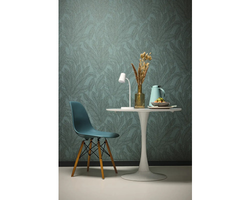 Wohnraum mit gemusterter Tapete, Esstisch und Stuhl
