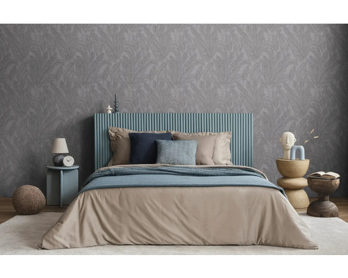 Schlafzimmer mit Doppelbett, Nachttisch und gemusterter Tapete für eine ruhige Atmosphäre.