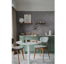 Moderne Küchenszene mit Esstisch, Stühlen, Küchenzeile und floraler Tapete