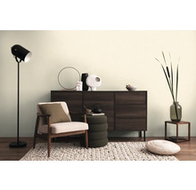 Wohnzimmer mit Sessel, Kommode, Stehlampe und dekorativen Accessoires für ein gemütliches Ambiente