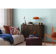 Wohnzimmer mit Sofa, Schrank, Beistelltisch und Stuhl