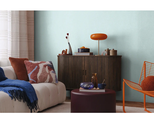 Wohnzimmer mit Sofa, Schrank, Beistelltisch und Stuhl