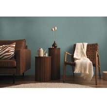 Wohnzimmer mit Sofa, Stühlen und Beistelltischen vor einer Wand