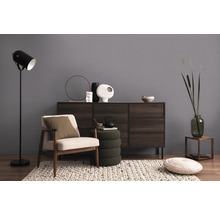 Wohnzimmer mit Sessel, Stehlampe und Kommode für ein gemütliches Ambiente