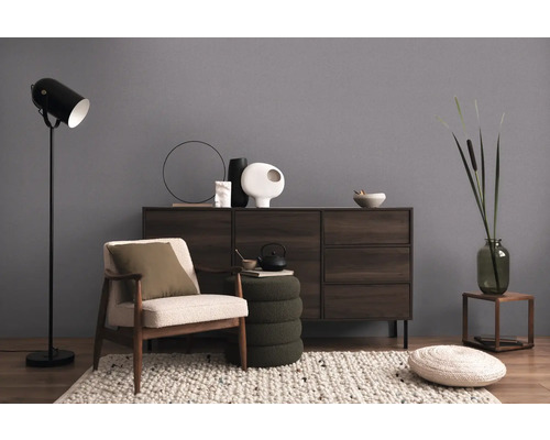 Wohnzimmer mit Sessel, Stehlampe und Kommode für ein gemütliches Ambiente