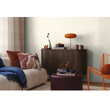 Wohnzimmer-Interieur mit Sofa, Schrank, Lampe und Dekoration