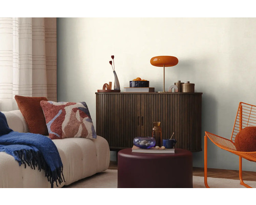 Wohnzimmer-Interieur mit Sofa, Schrank, Lampe und Dekoration