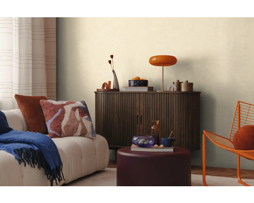 Wohnzimmer mit Sofa, Schrank, Lampe und Dekorationen für eine gemütliche Atmosphäre