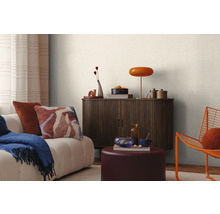 Wohnzimmer mit Sofa, Kommode, Lampe und Dekoration für gemütliche Atmosphäre