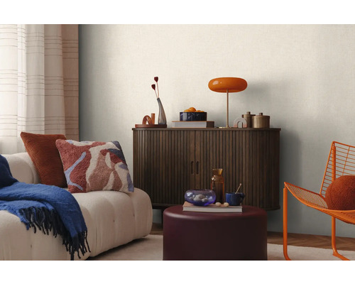 Wohnzimmer mit Sofa, Kommode, Lampe und Dekoration für gemütliche Atmosphäre