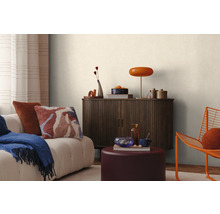 Wohnzimmer mit Sofa, Kommode und Dekoration für eine gemütliche Atmosphäre