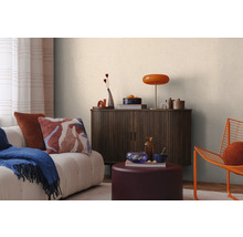 Wohnzimmer mit Sofa, Schrank und Dekorationsgegenständen