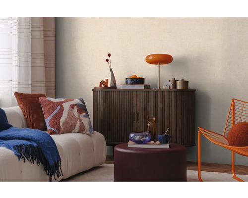 Wohnzimmer mit Sofa, Schrank und Dekorationsgegenständen